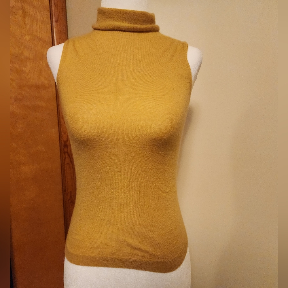 Neiwai 100% Cashmere Top